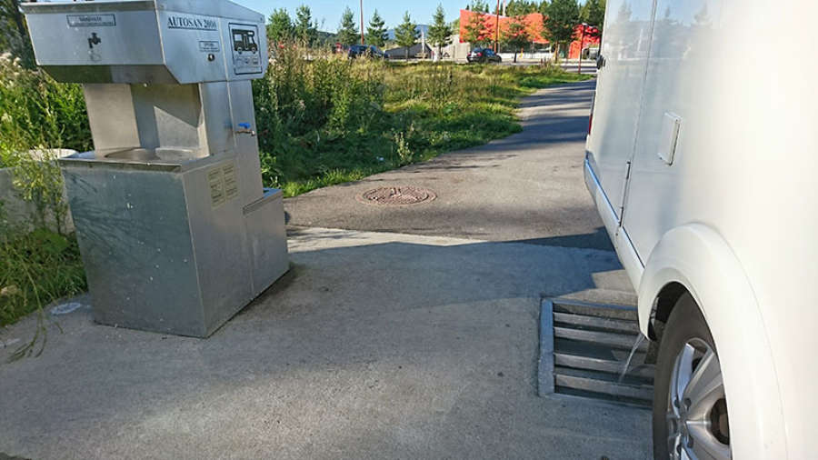 Bobil utenfor tømmestasjon